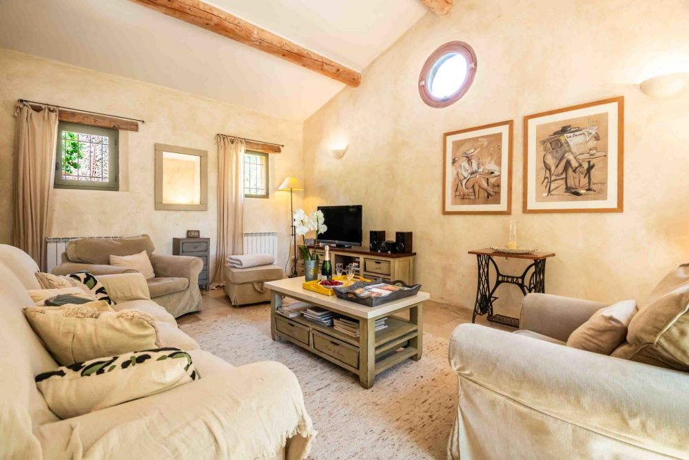 Photographs of Mas Rustrel villa in Provence - Image 9 of 26