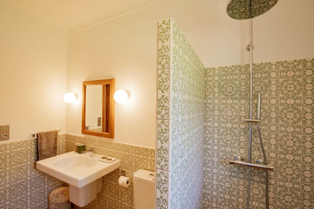 Photographs of Mas de Cezanne villa in Provence - Image 30 of 41