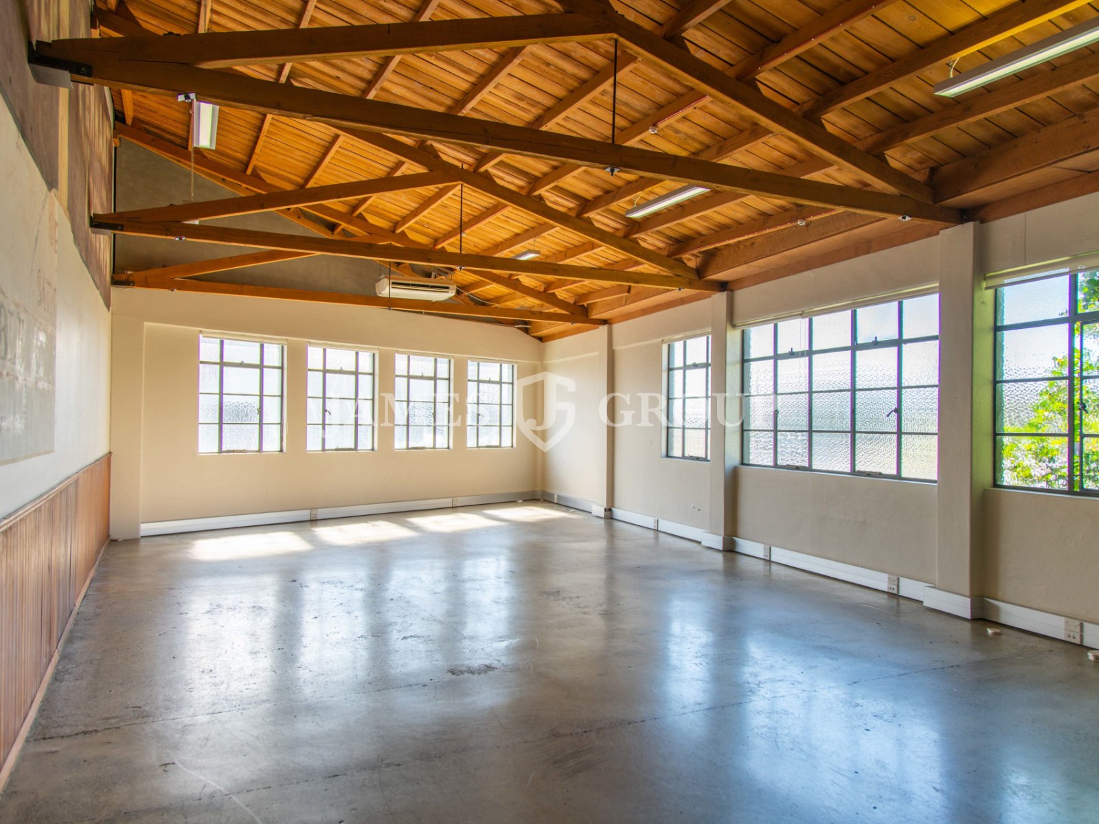 Kingsland Office With Authentic Character