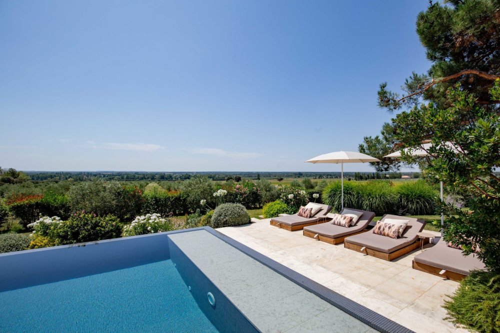 Photographs of Mas de Cezanne villa in Provence - Image 38 of 41