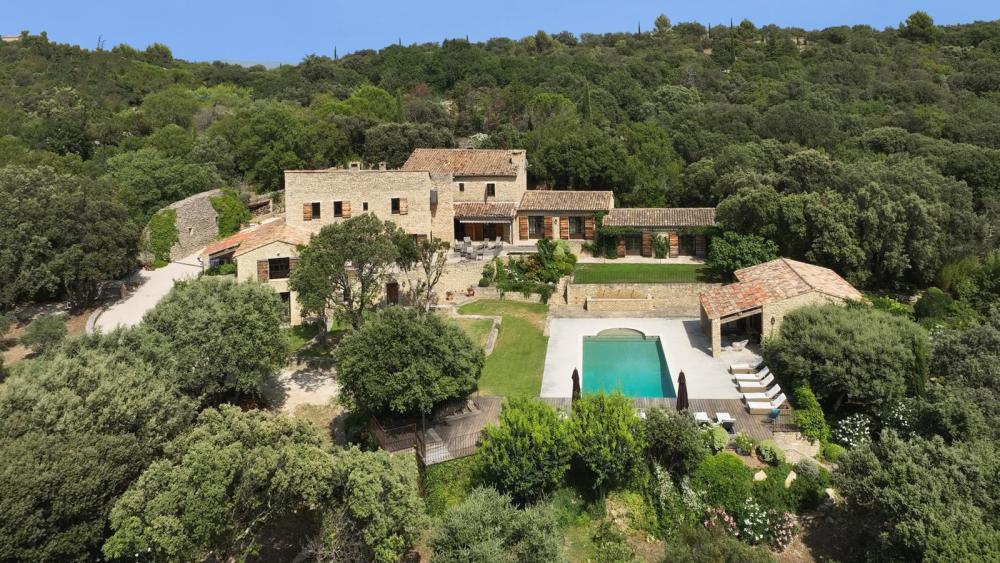 Photographs of Mas de Bellecour villa in Provence - Image 1 of 37