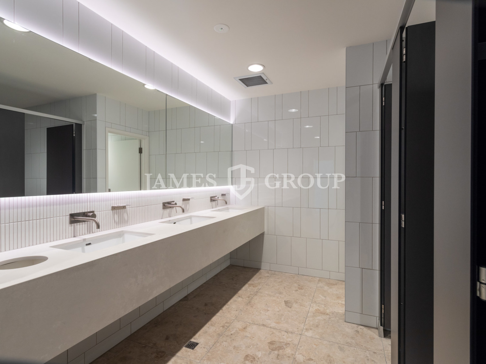 Large 1,680m² Office Floor With Signage Rights