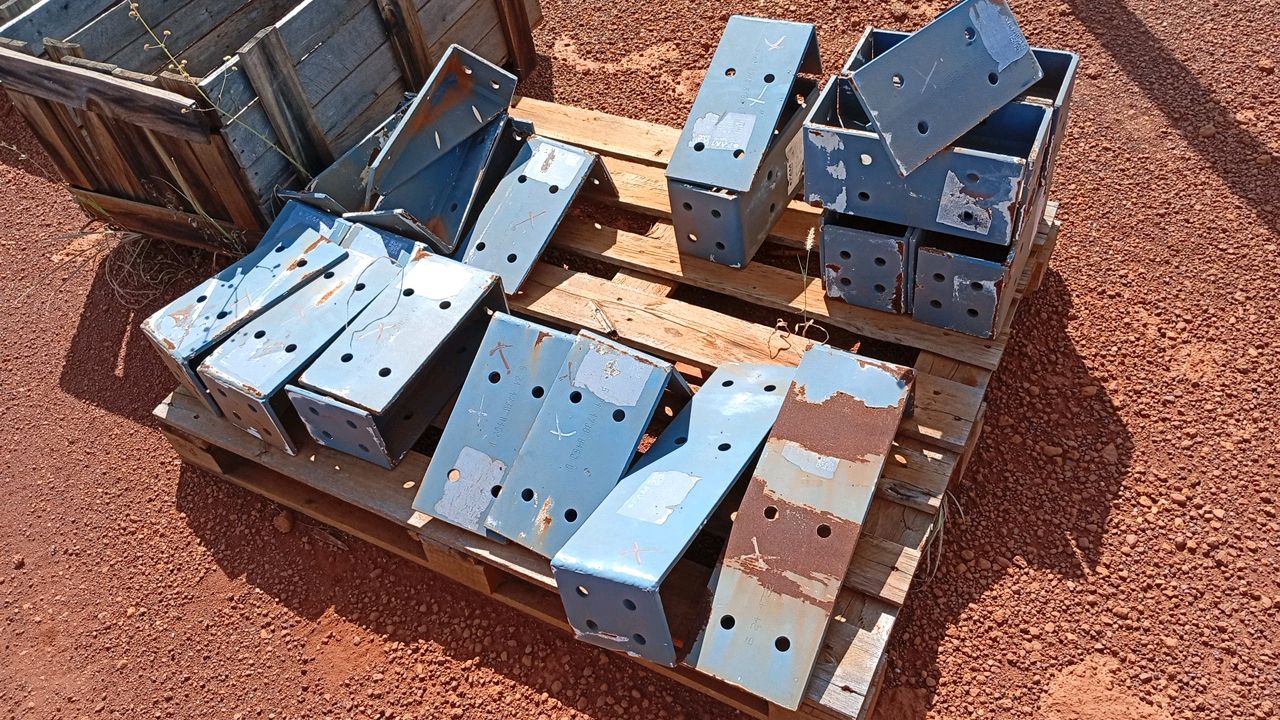 Lot of Metal Structures / BOX Z21
