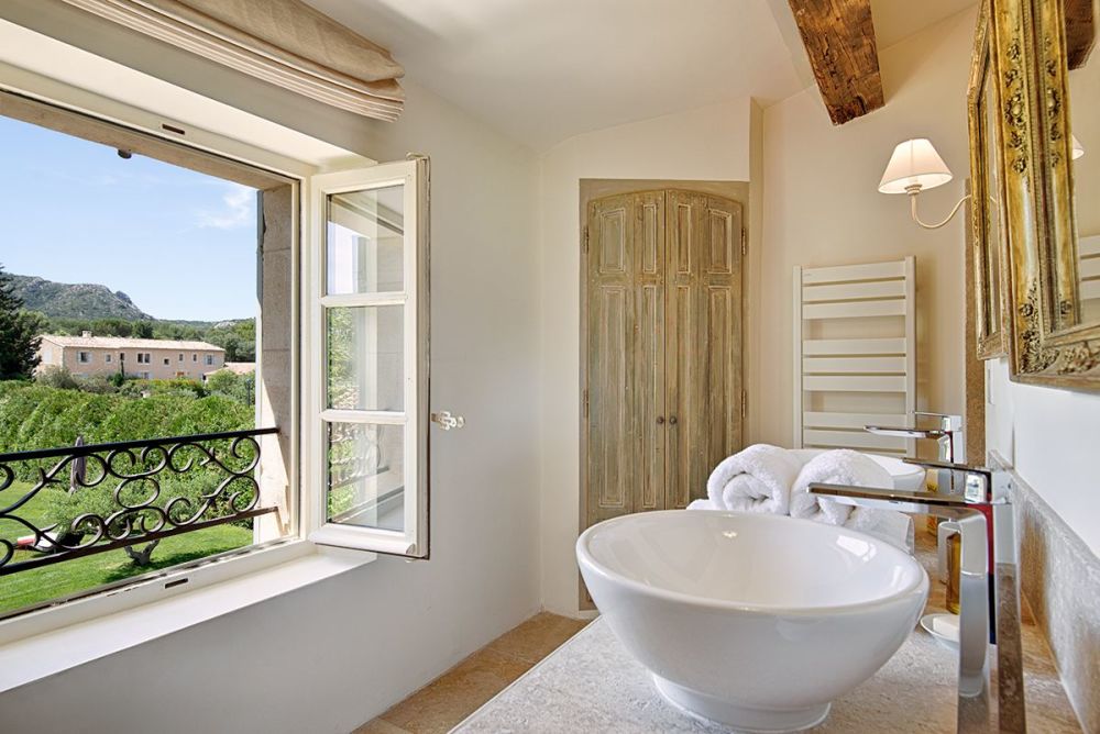 Photographs of Mas de Isa villa in Provence - Image 20 of 41