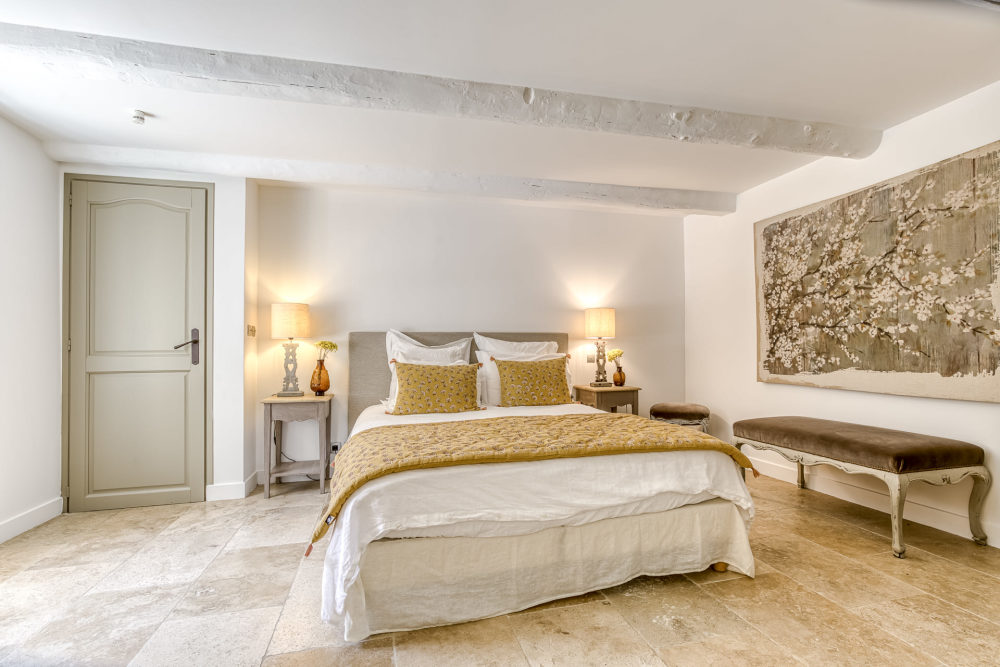 Photographs of Le Mas des Amandiers villa in Provence - Image 20 of 41