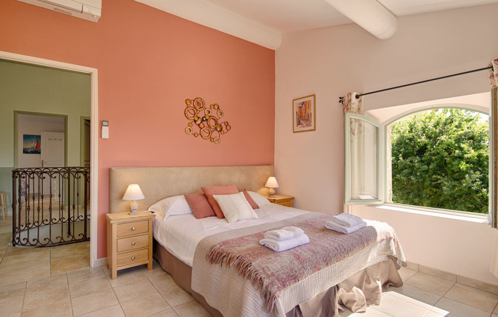 Photographs of Le Mas de la Route Neuve villa in Provence - Image 20 of 45
