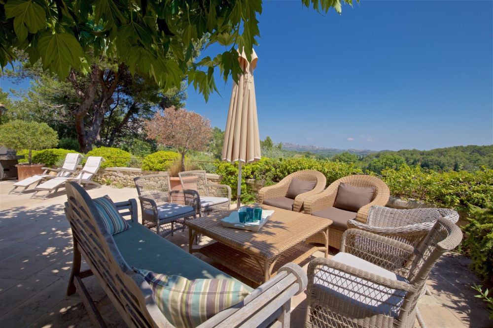 Photographs of Mas de Belleroche villa in Provence - Image 5 of 34
