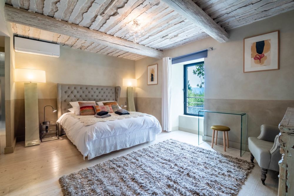 Photographs of Bastide de la Senancole villa in Provence - Image 32 of 52