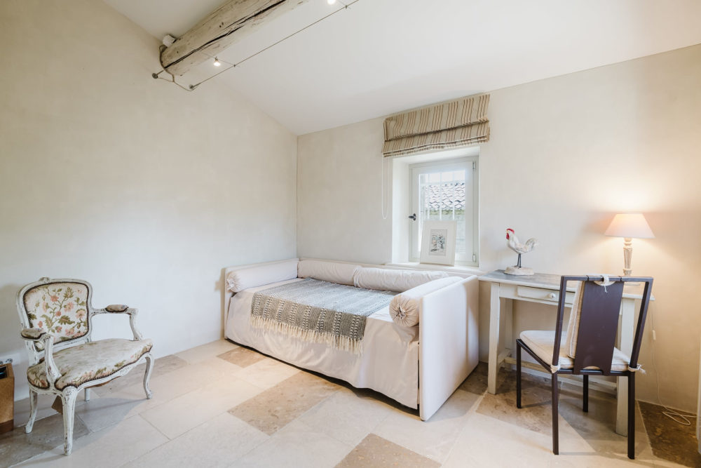 Photographs of La Maison de Cabrières villa in Provence - Image 18 of 27