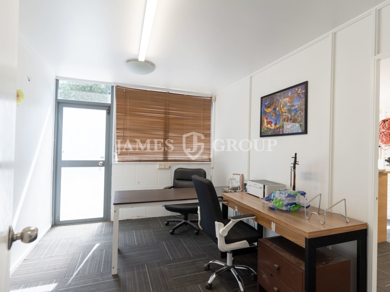 Henderson High Stud Unit + 3 Carparks | 180sqm