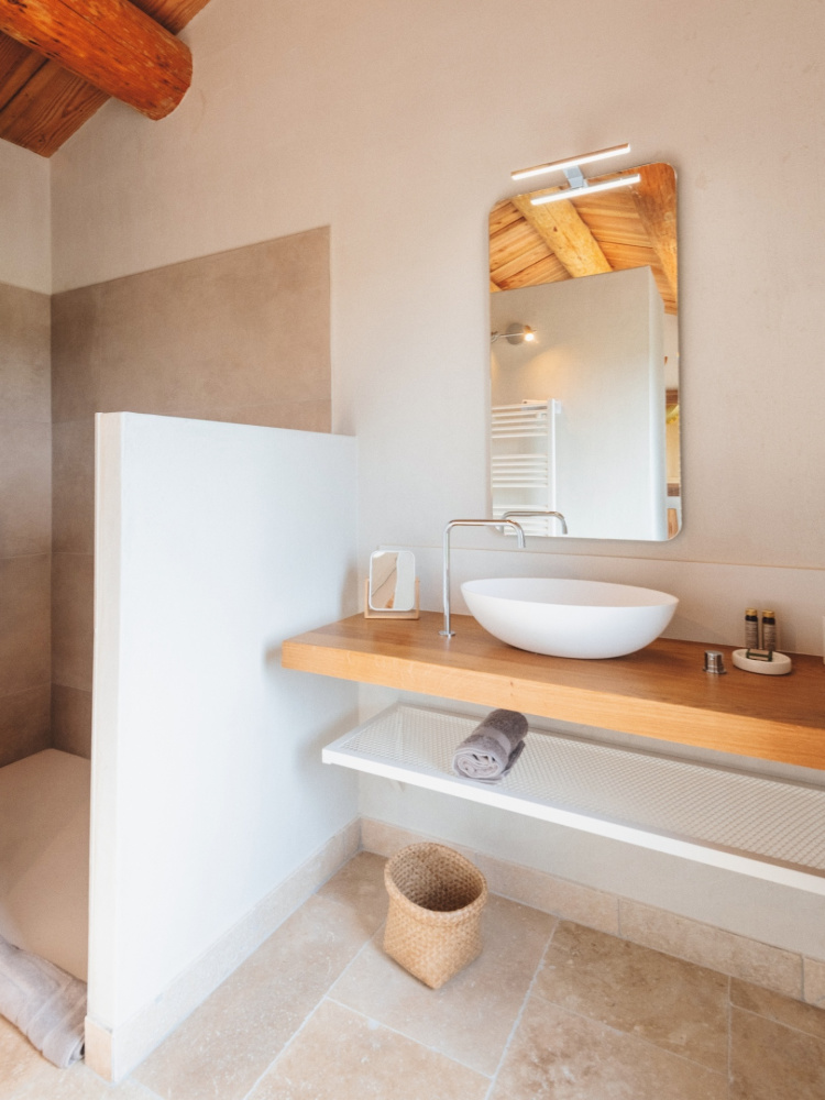 Photographs of Mas des Charmes villa in Provence - Image 32 of 39