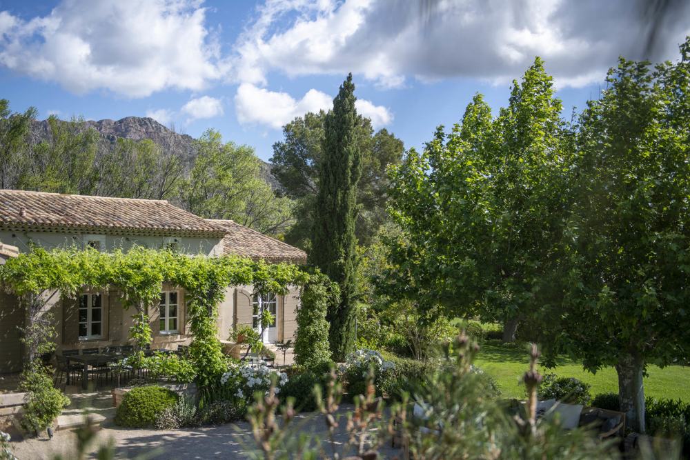 Photographs of Mas de Cezanne villa in Provence - Image 11 of 41