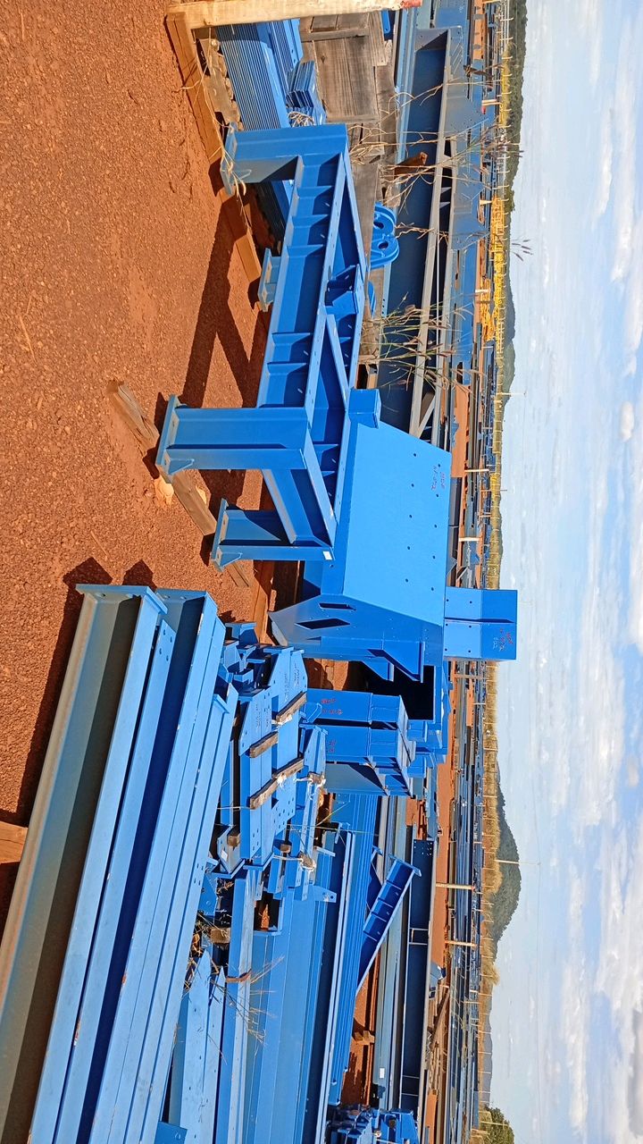 Lot of Metal Structures / BOX E11