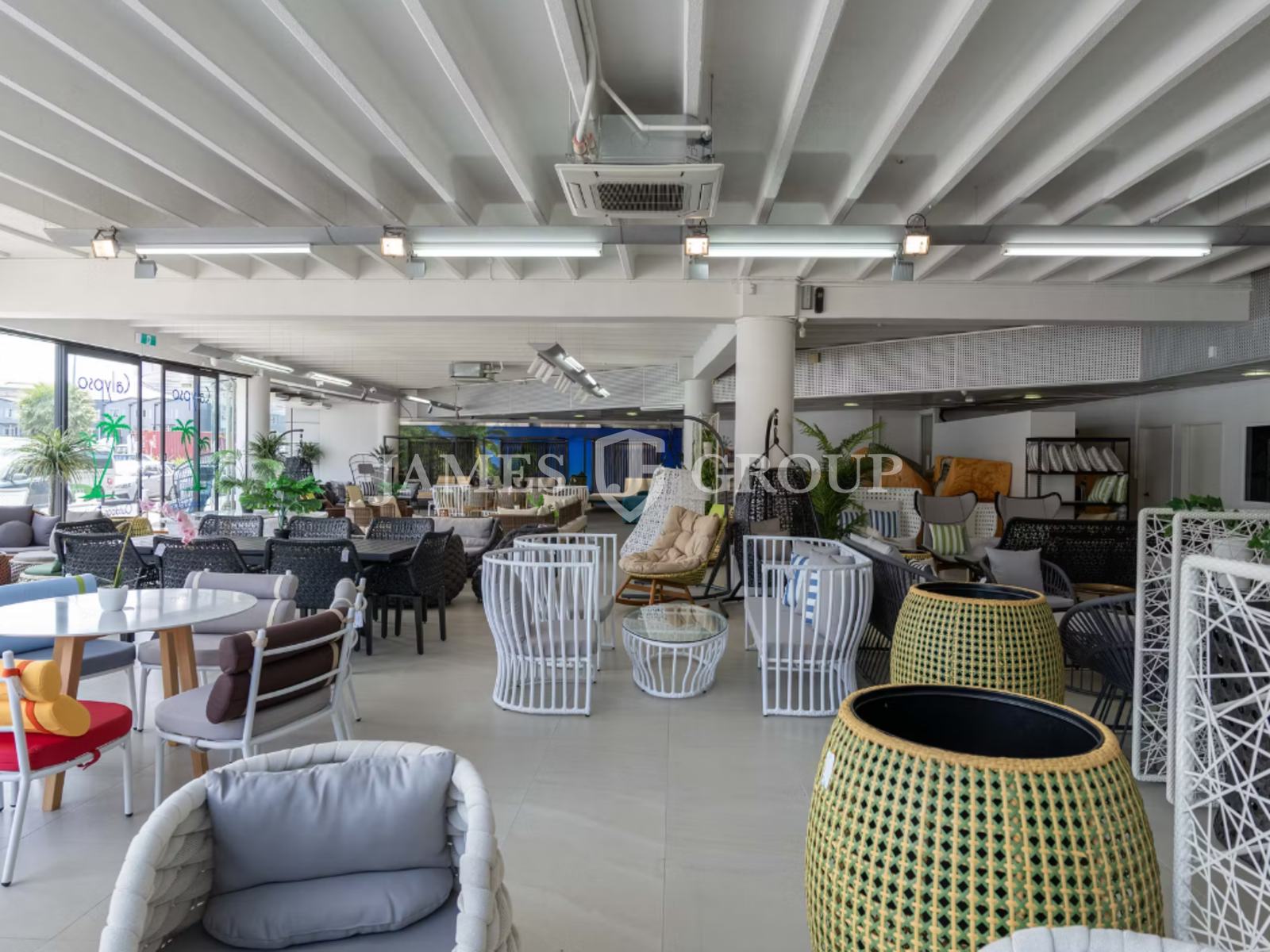Turnkey Showroom With Unbeatable Visibility