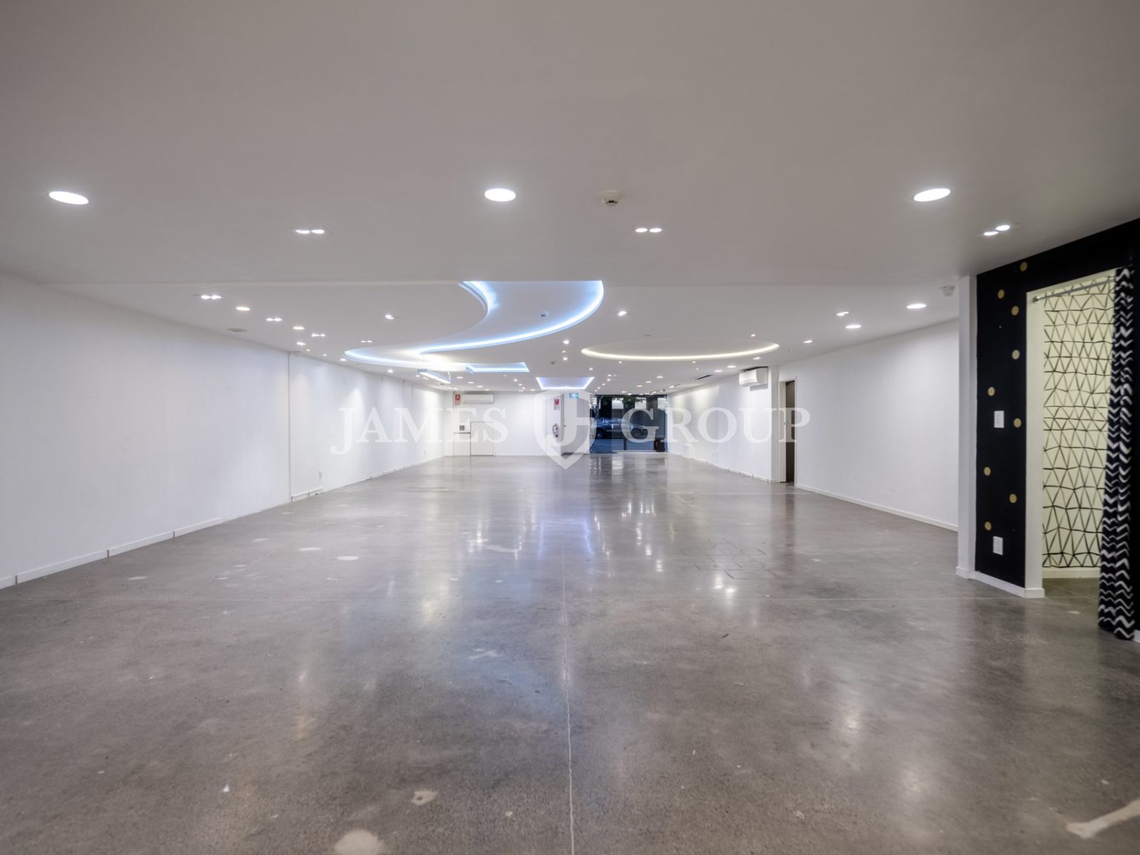 Versatile Open-plan Retail/storage