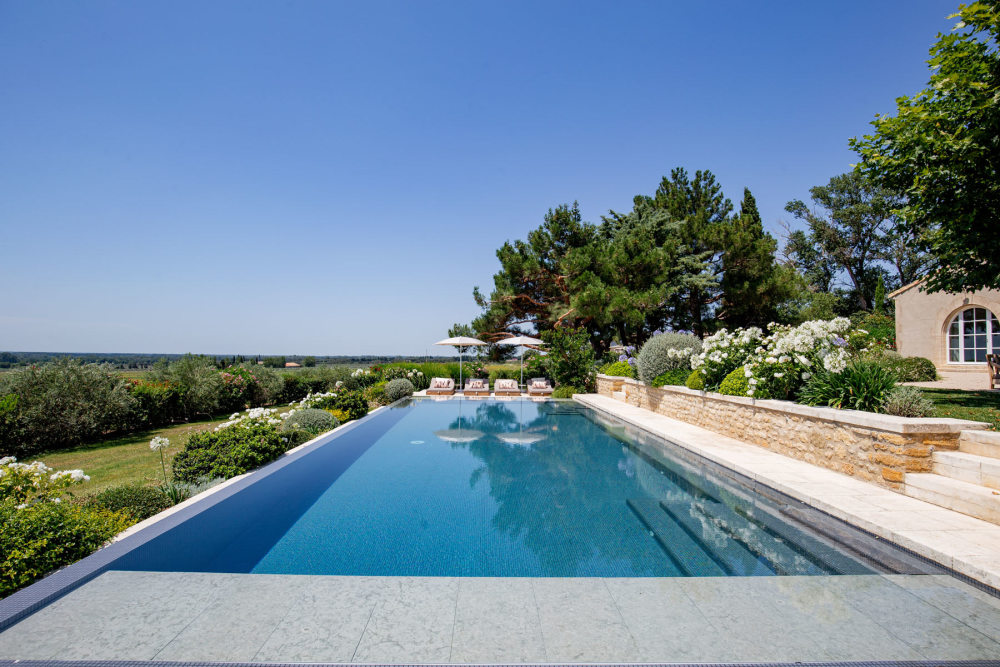 Photographs of Mas de Cezanne villa in Provence - Image 3 of 41