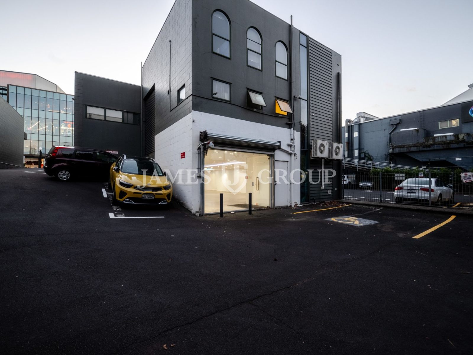Versatile Open-plan Retail Space
