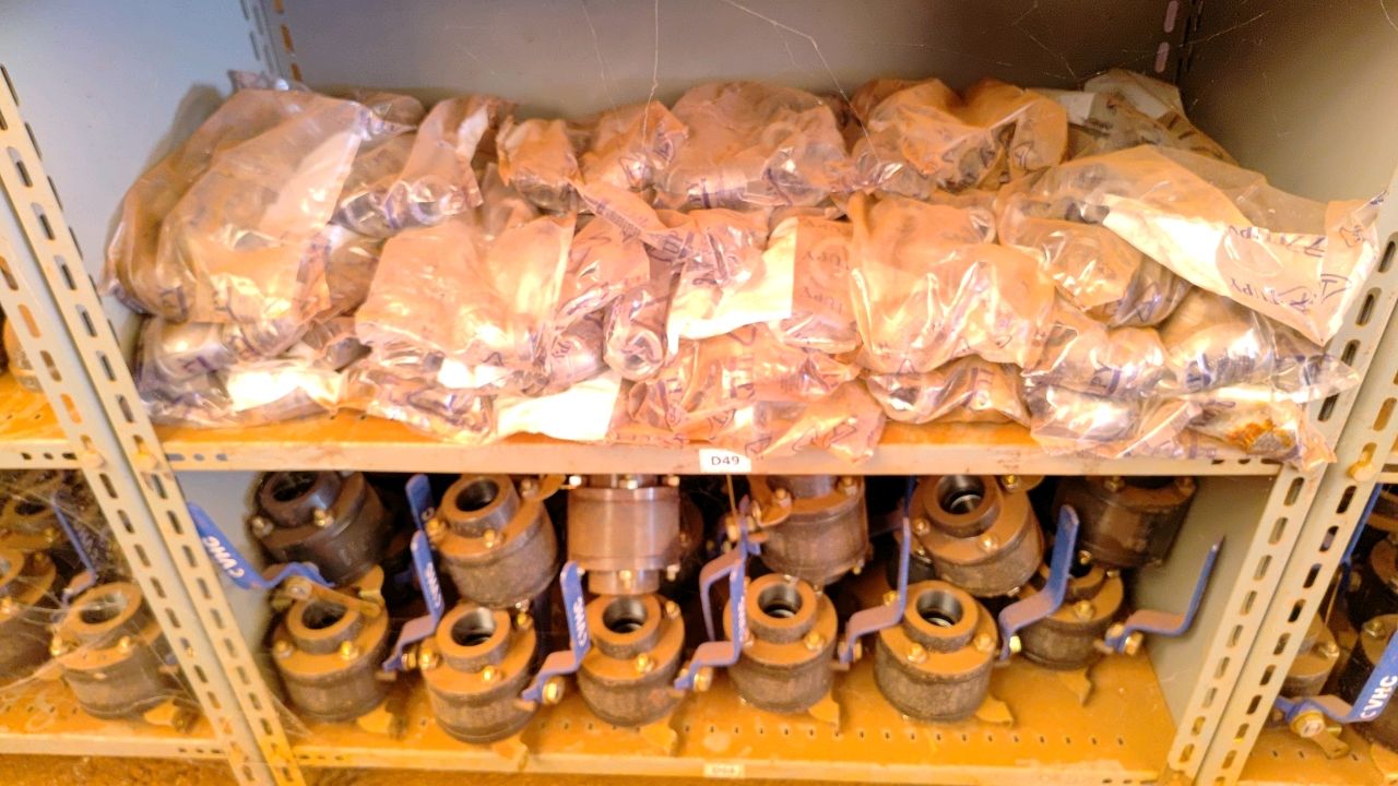 Lot of iron threaded and flanged connections / BOX - D