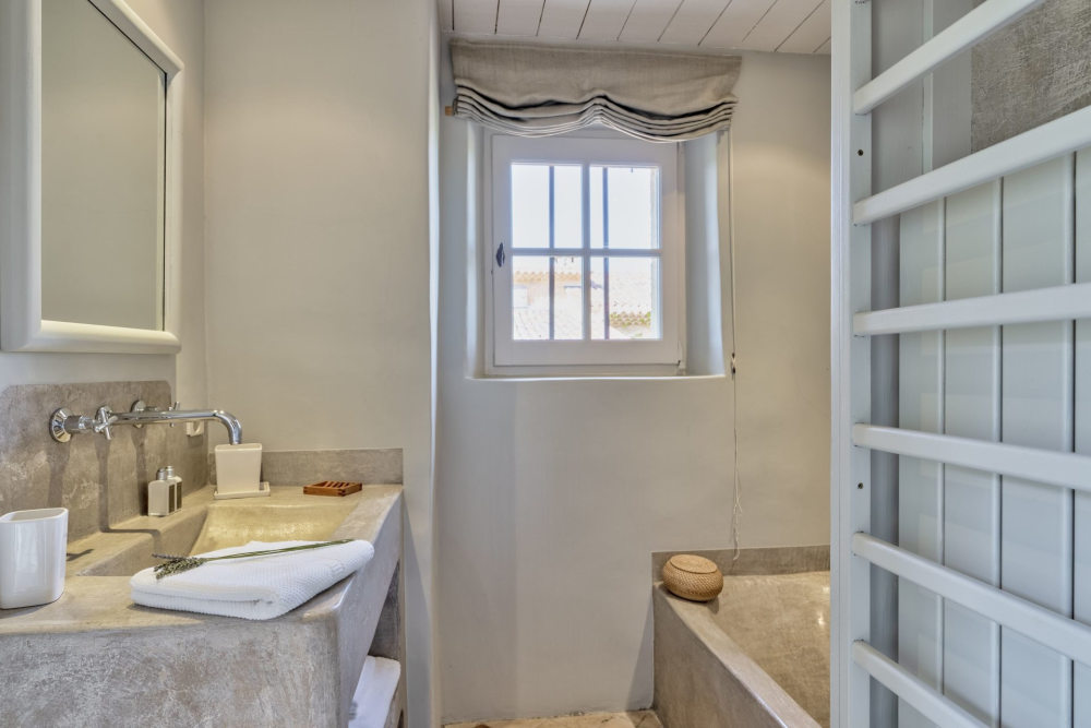 Photographs of Mas de la Quietude villa in Provence - Image 24 of 48