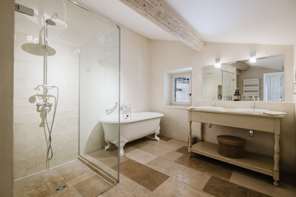 Photographs of La Maison de Cabrières villa in Provence - Image 16 of 27