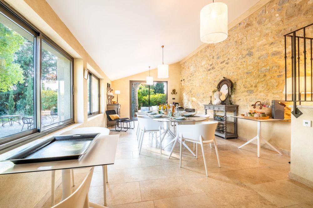 Photographs of Mas des Pêchers villa in Provence - Image 11 of 52