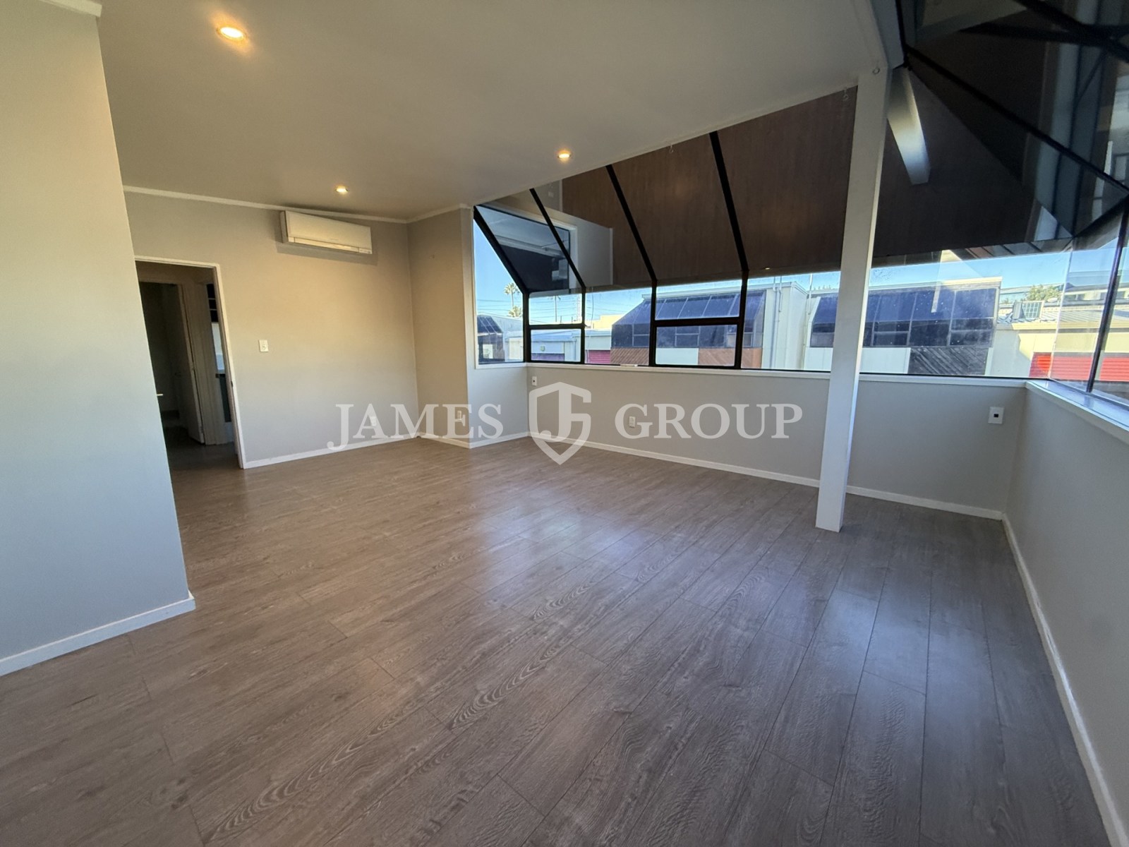 High Stud New Lynn Unit + 6 Carparks