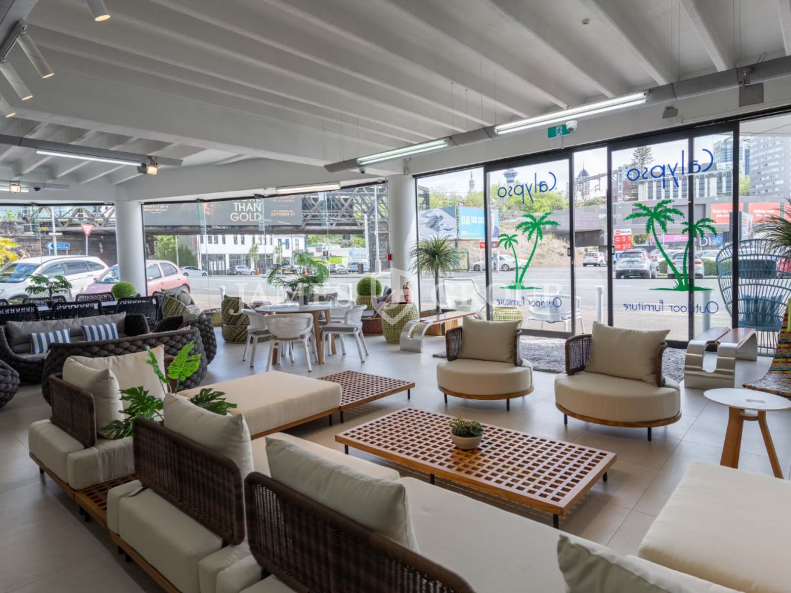 Turnkey Showroom With Unbeatable Visibility