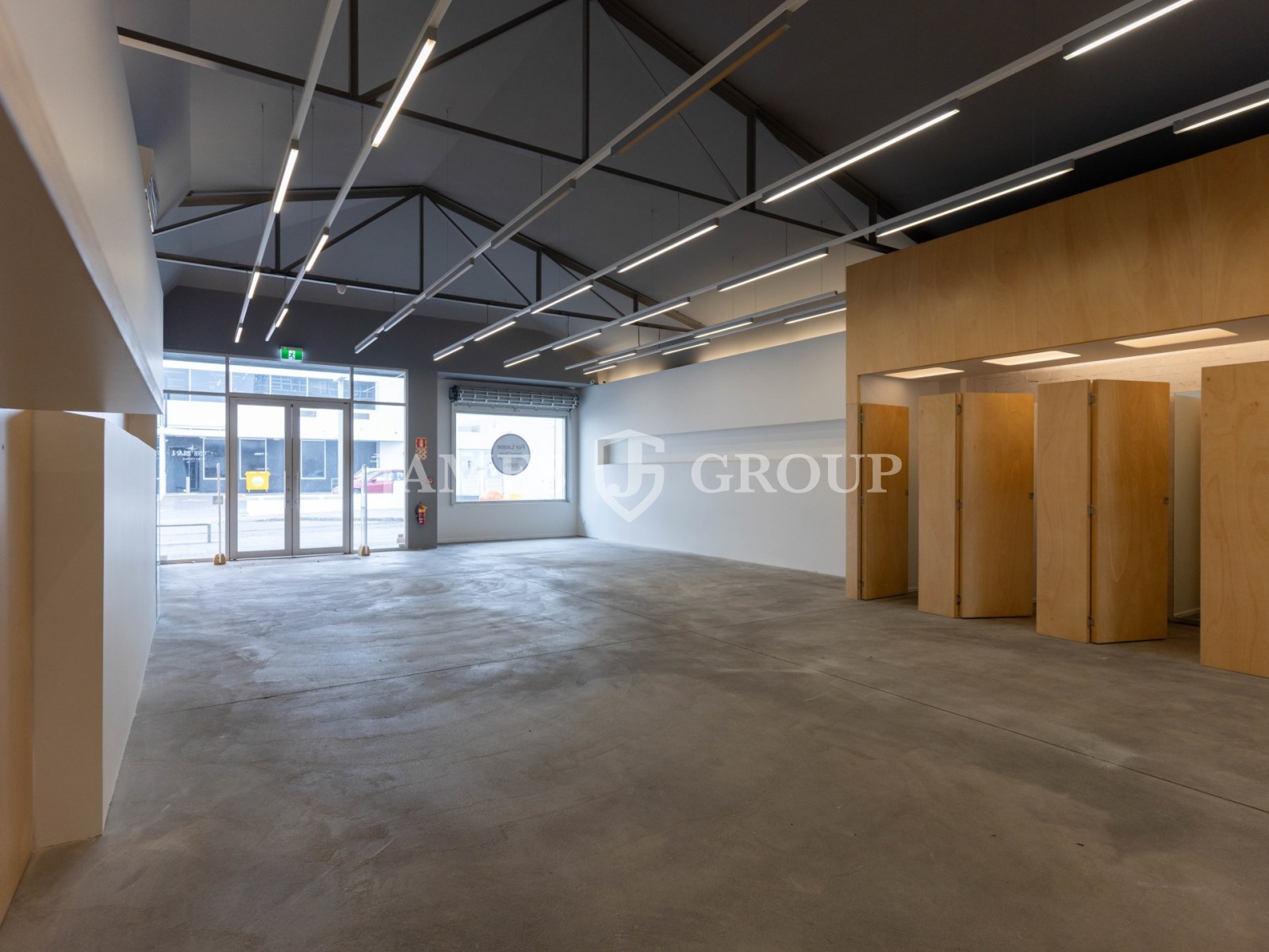 Modern Open Plan Retail With Strong Foot Traffic