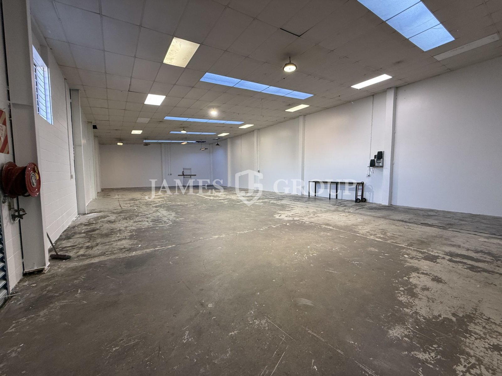 High Stud New Lynn Unit + 6 Carparks