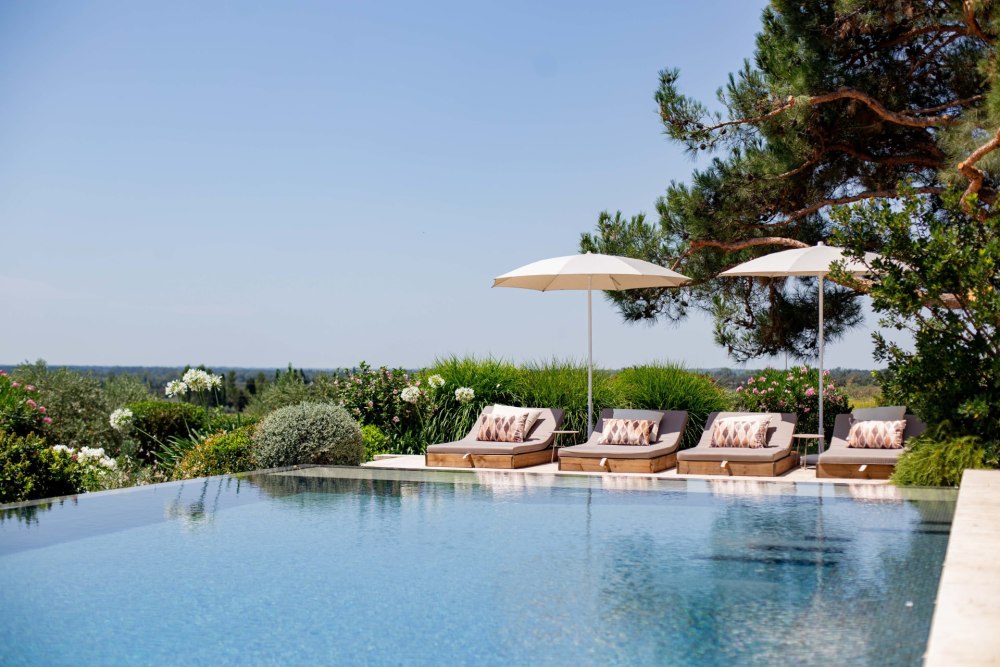 Photographs of Mas de Cezanne villa in Provence - Image 4 of 41