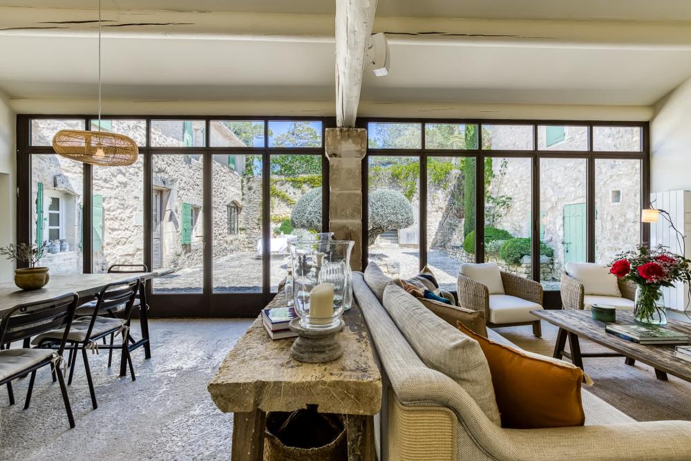 Photographs of Le Mas des Amandiers villa in Provence - Image 14 of 41