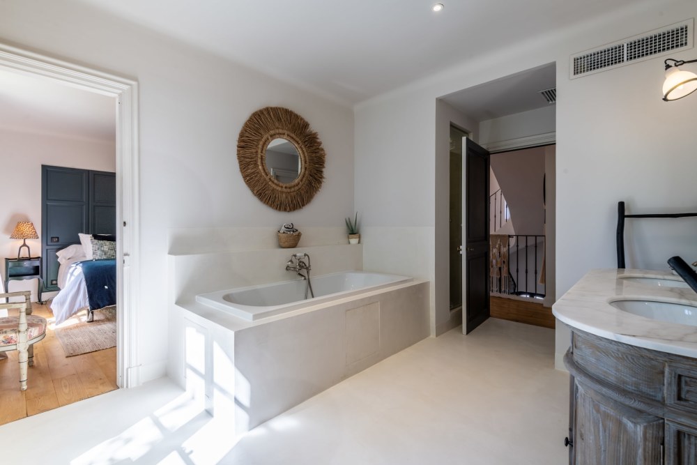Photographs of Bastide de Coussoul villa in Provence - Image 22 of 41