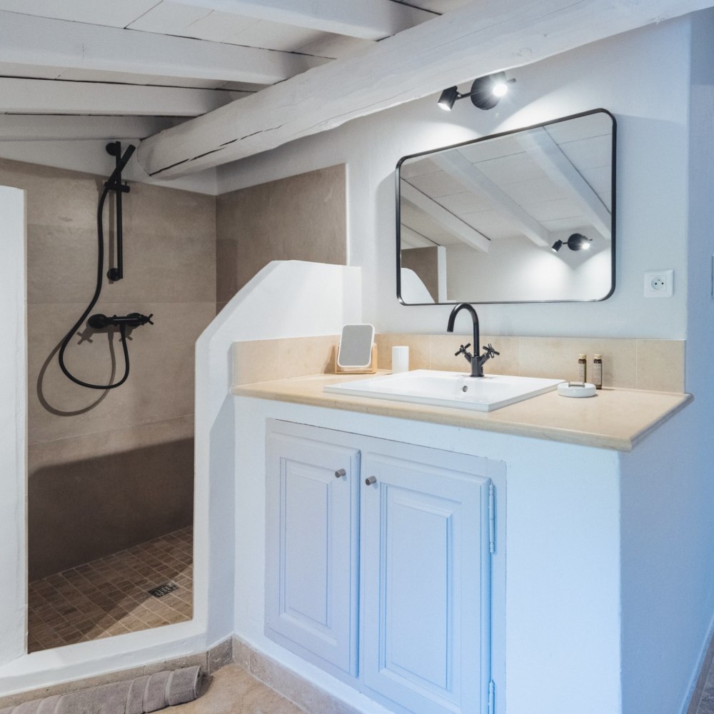 Photographs of Mas des Charmes villa in Provence - Image 23 of 39