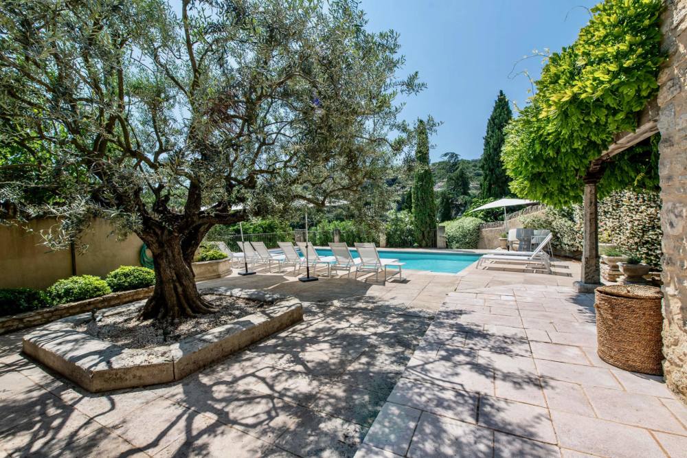 Photographs of Mas de la Reine villa in Provence - Image 3 of 41