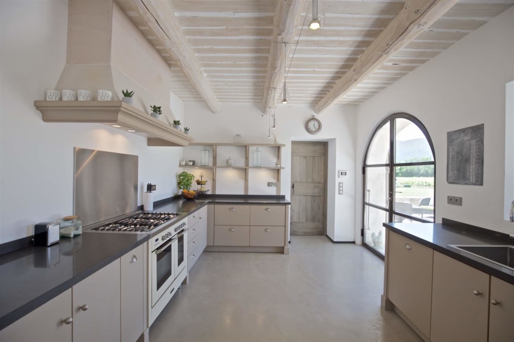 Photographs of Mas des Platanes villa in Provence - Image 5 of 36