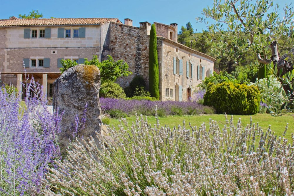 Photographs of L’Aqueduc villa in Provence - Image 1 of 37
