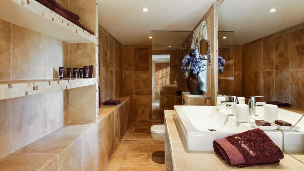 Photographs of Mas de Bellecour villa in Provence - Image 30 of 37
