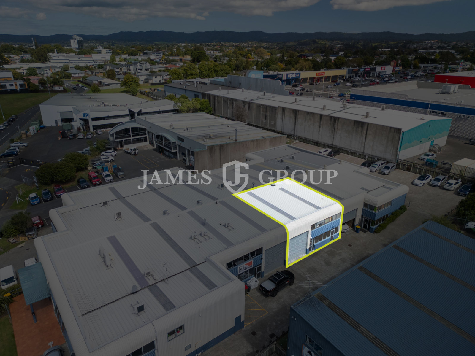 Henderson High Stud Unit + 3 Carparks | 180sqm