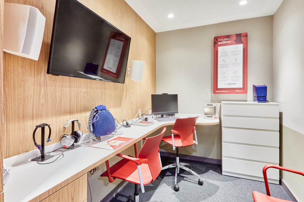 Tienda audiólogo Paseo de Alberto Palacios 15 28021 Madrid interior