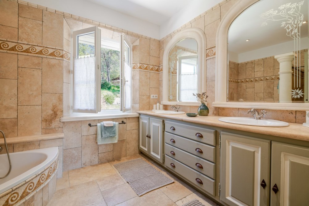 Photographs of Mas de l’Ecrin villa in Provence - Image 41 of 50