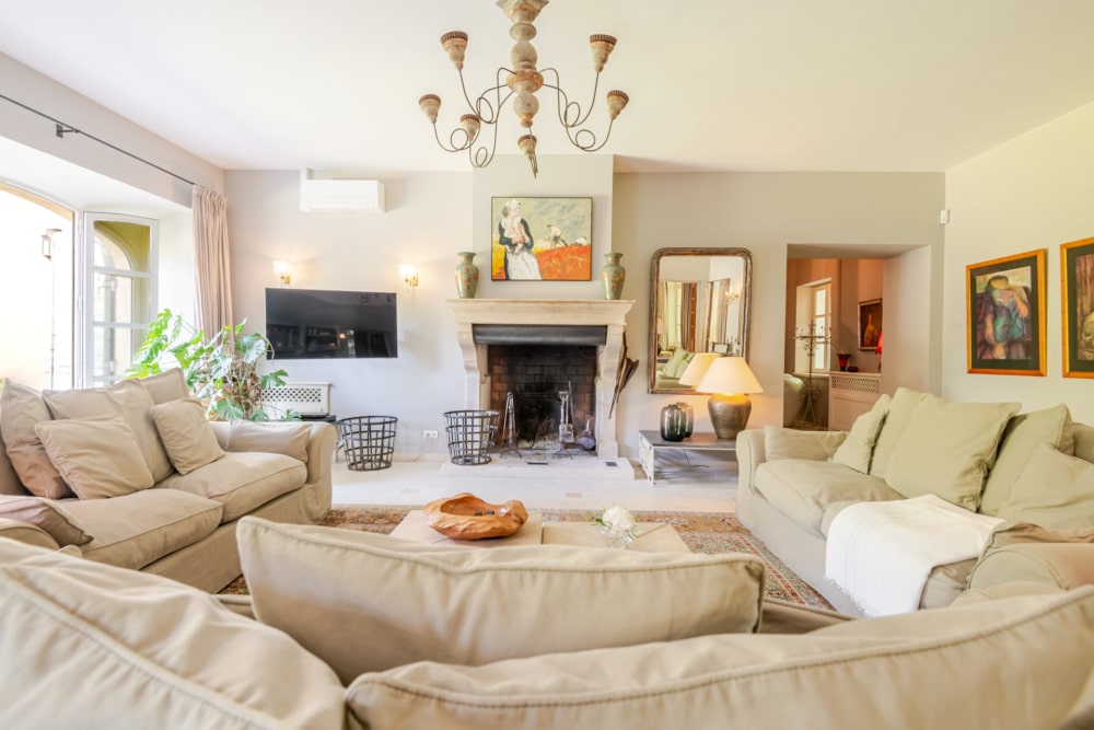Photographs of Domaine de Fontclair villa in Provence - Image 6 of 60