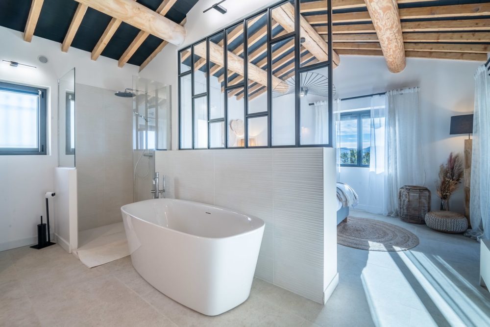 Photographs of Mas des Flaneries villa in Provence - Image 11 of 36