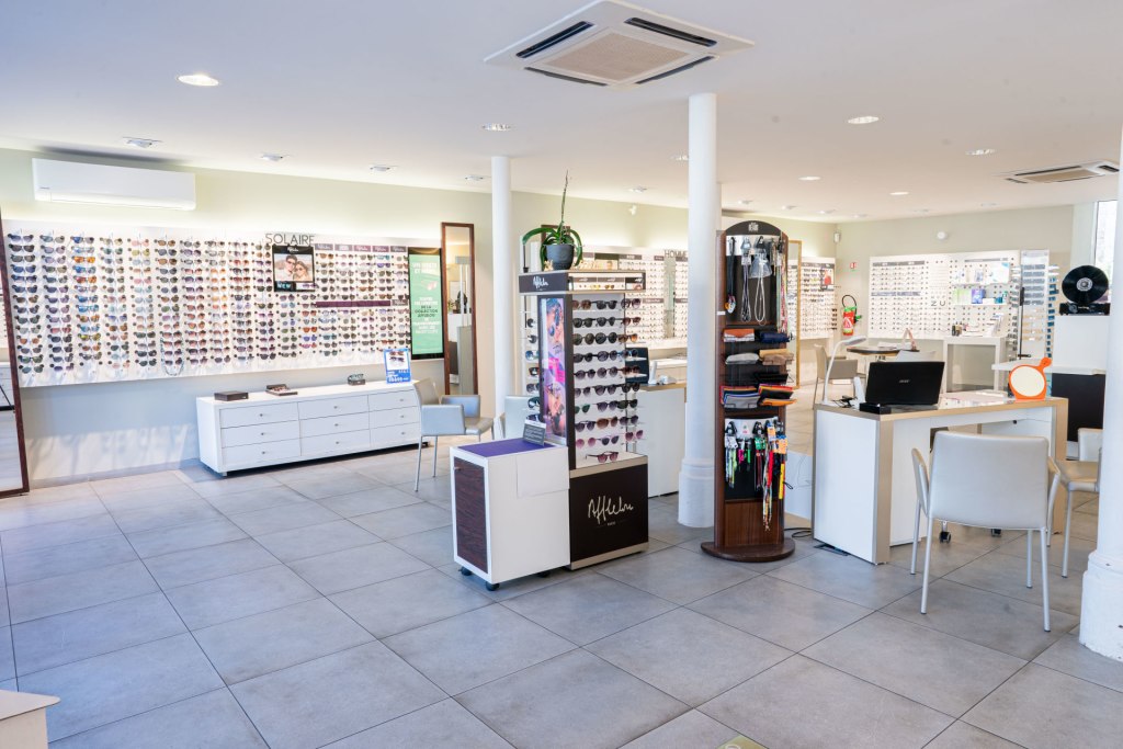 Magasin Opticien 12 place du Marché 36400 LA CHÂTRE intérieur