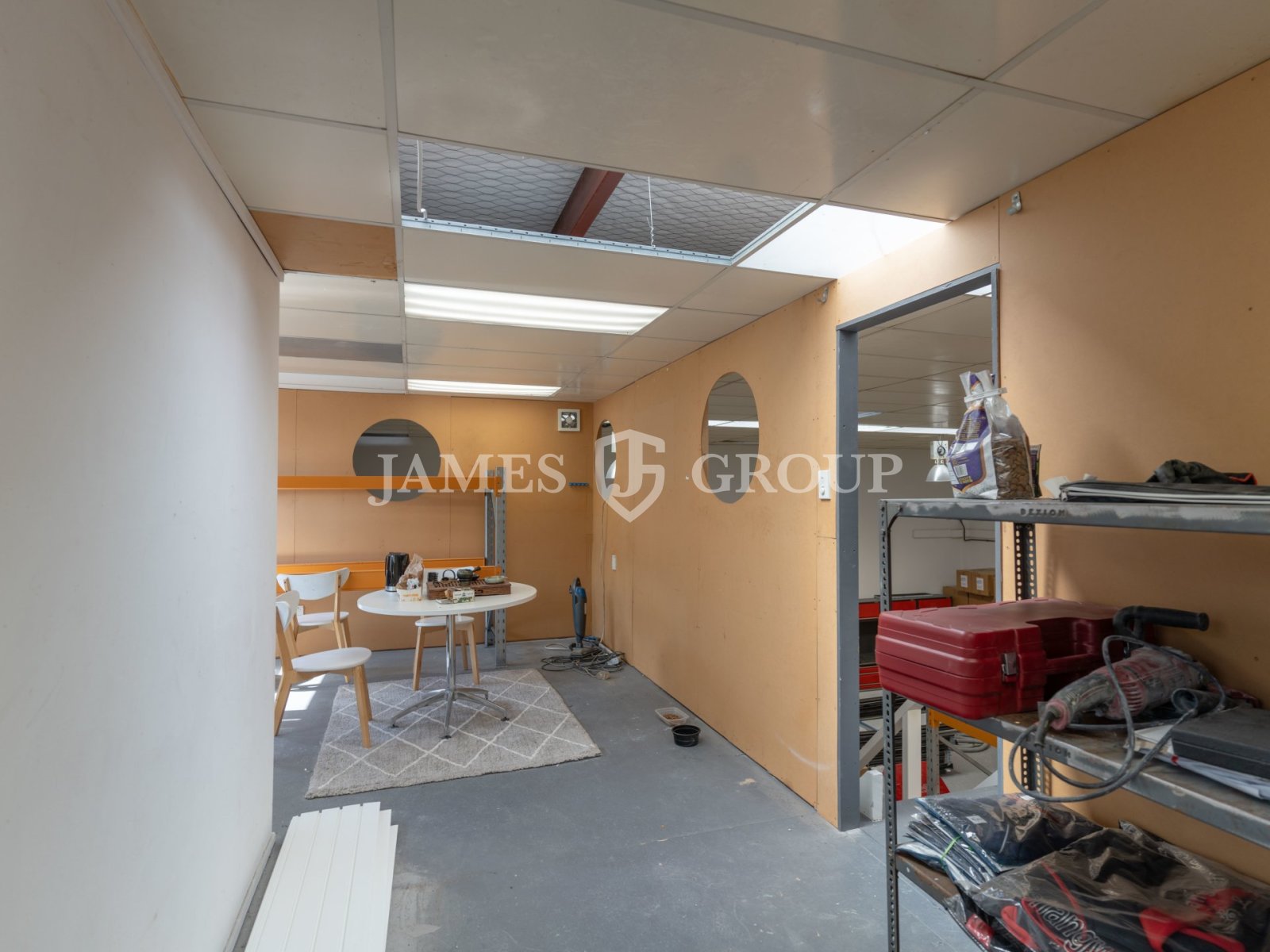 Henderson High Stud Unit + 3 Carparks | 180sqm