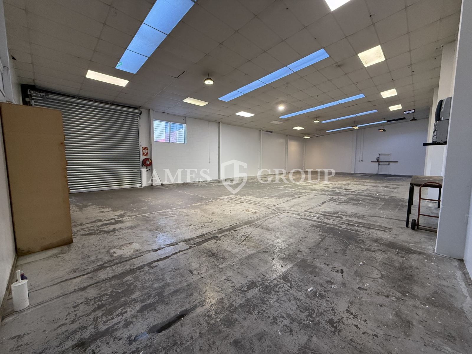 High Stud New Lynn Unit + 6 Carparks