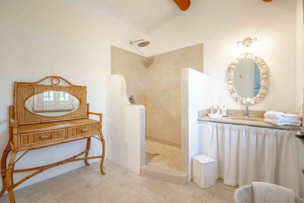 Photographs of Mas Provencal villa in Provence - Image 34 of 38