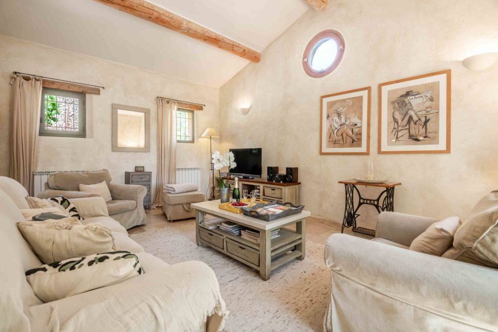 Photographs of Mas Rustrel villa in Provence - Image 9 of 26