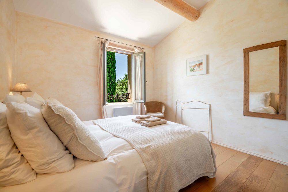 Photographs of Mas Rustrel villa in Provence - Image 18 of 26