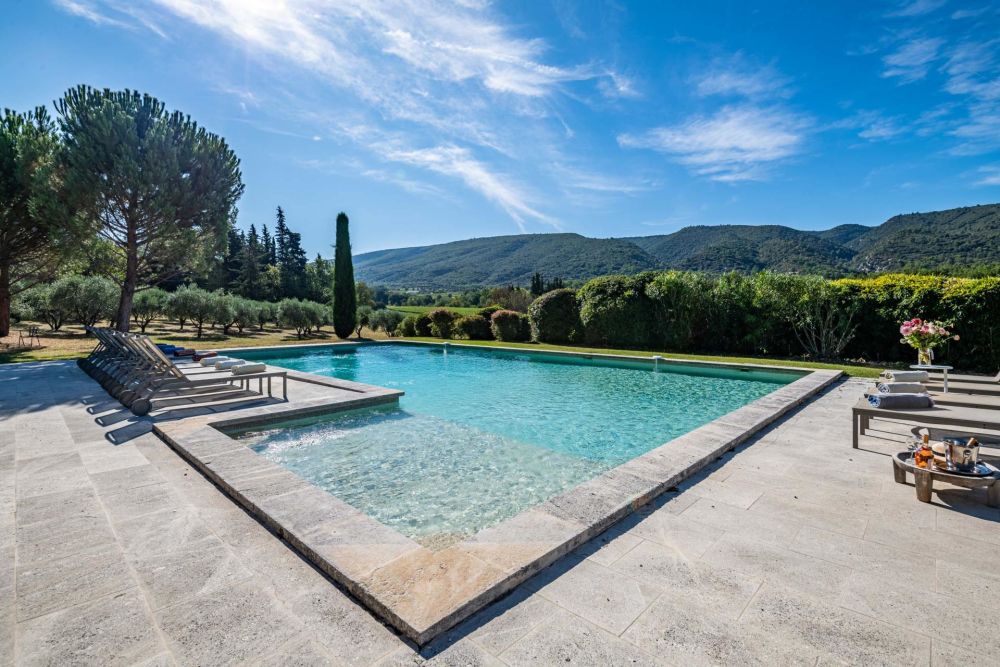 Photographs of Mas de la Salamandre villa in Provence - Image 1 of 57