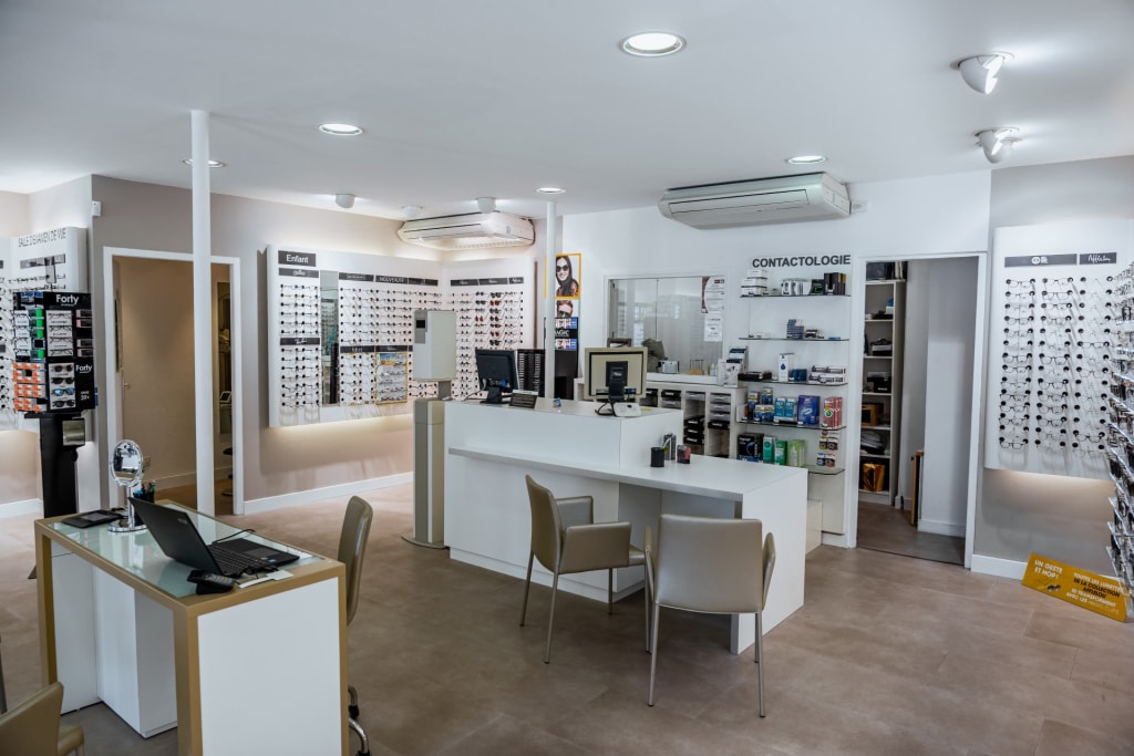 Magasin Opticien 16 place de la Liberté 39000 LONS-LE-SAUNIER intérieur